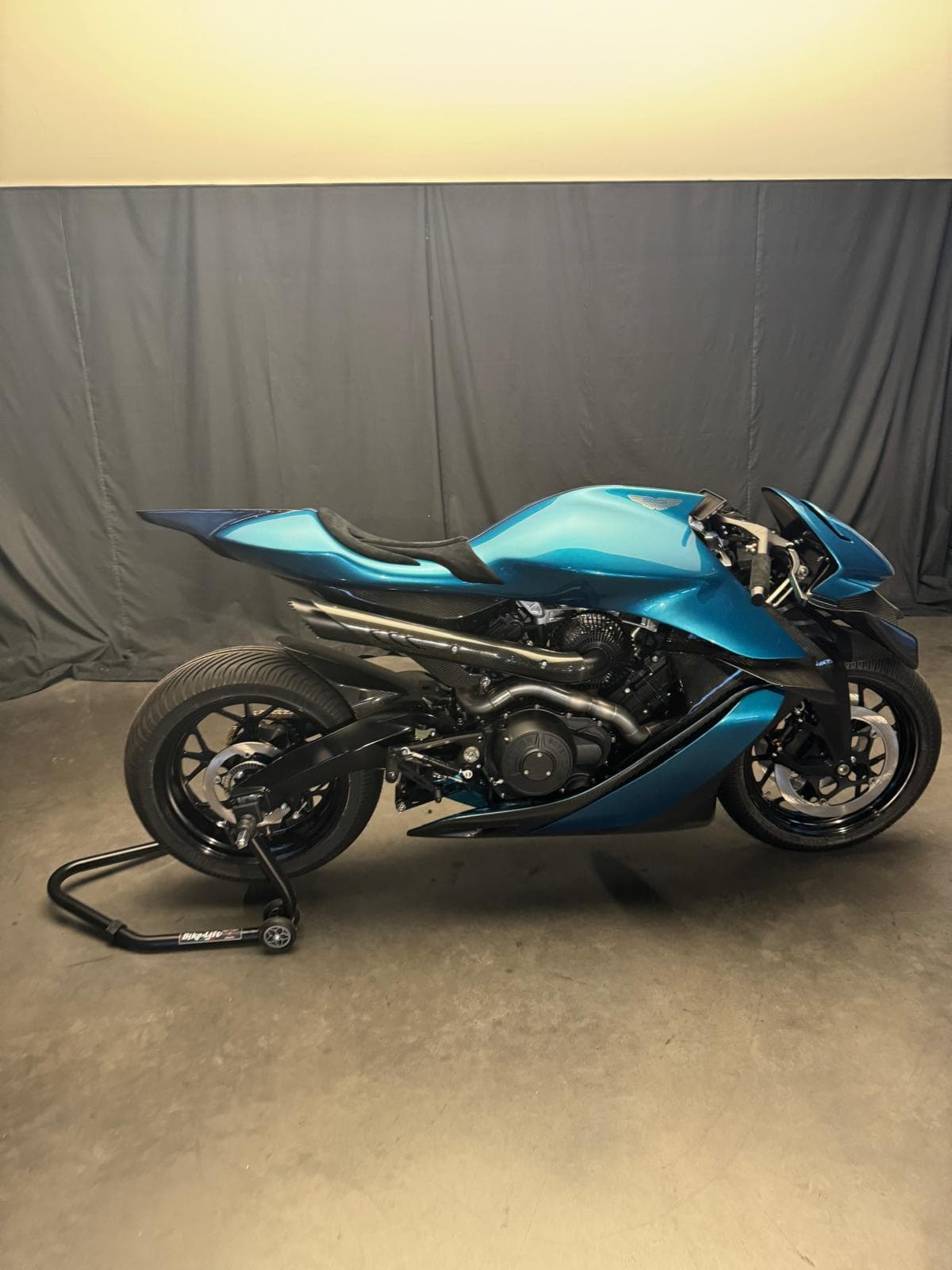 Aston Martin & Brough Superior AMB 001 Pro exterior view