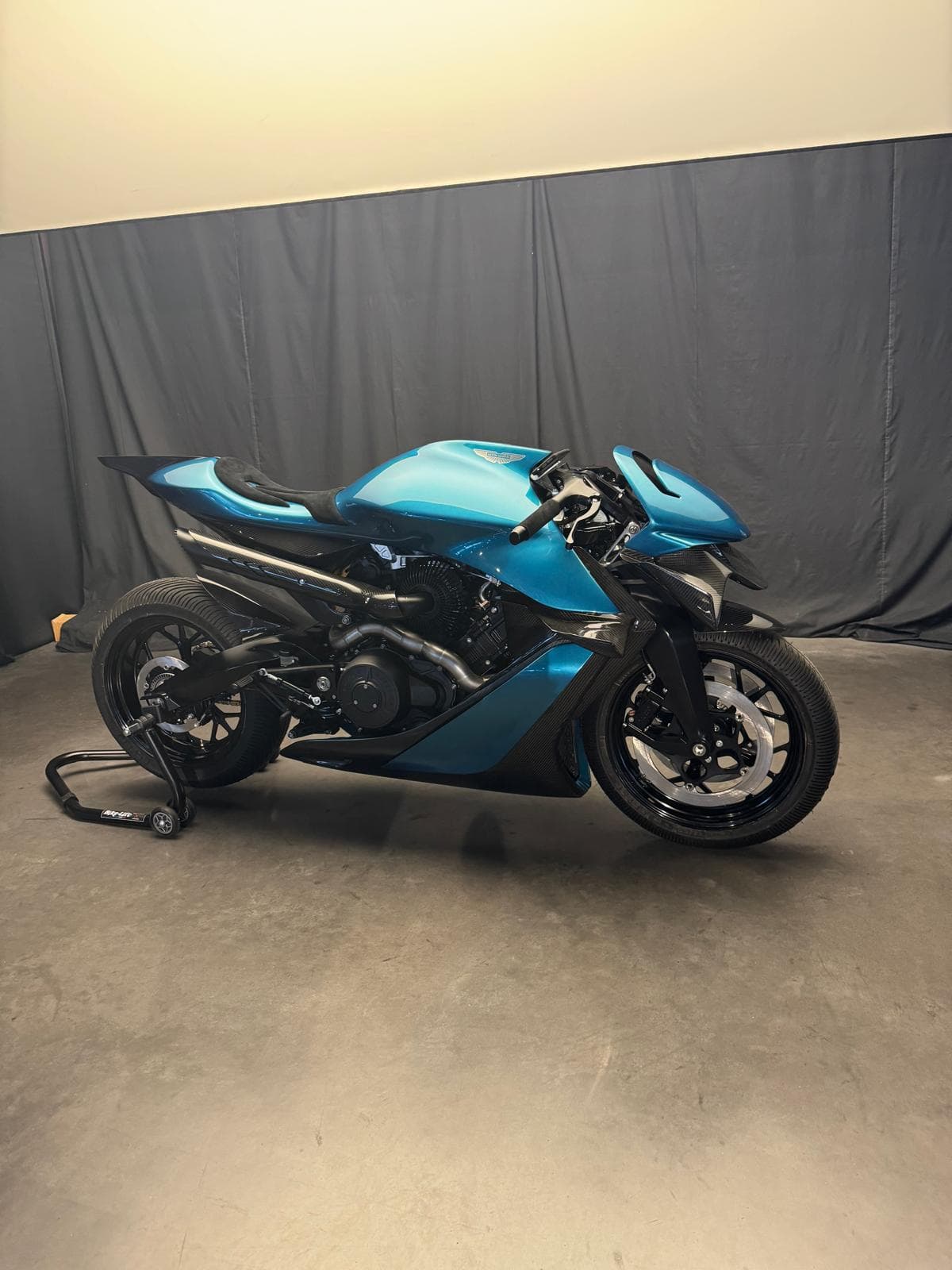 Aston Martin & Brough Superior AMB 001 Pro exterior view