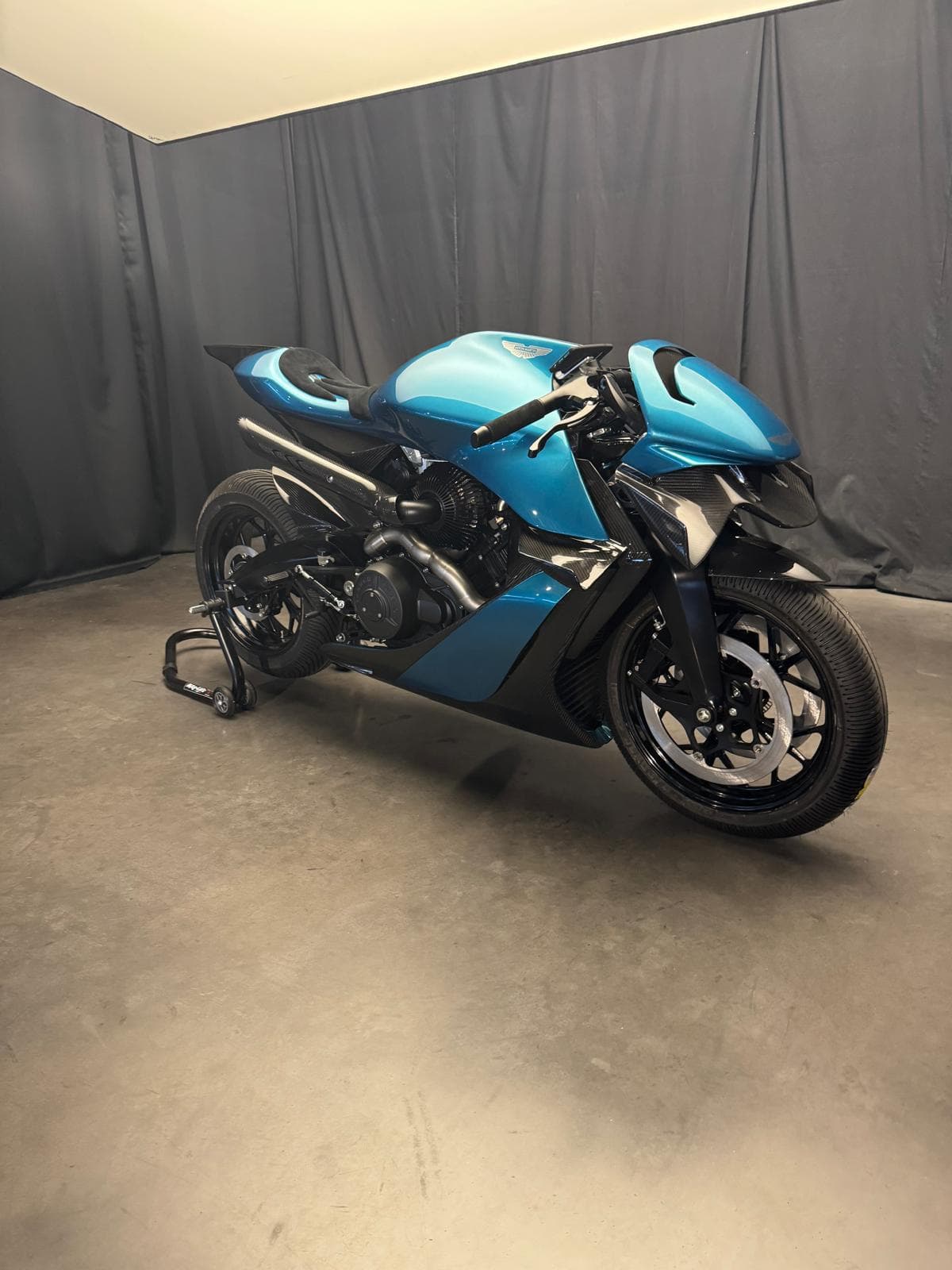 Aston Martin & Brough Superior AMB 001 Pro exterior view