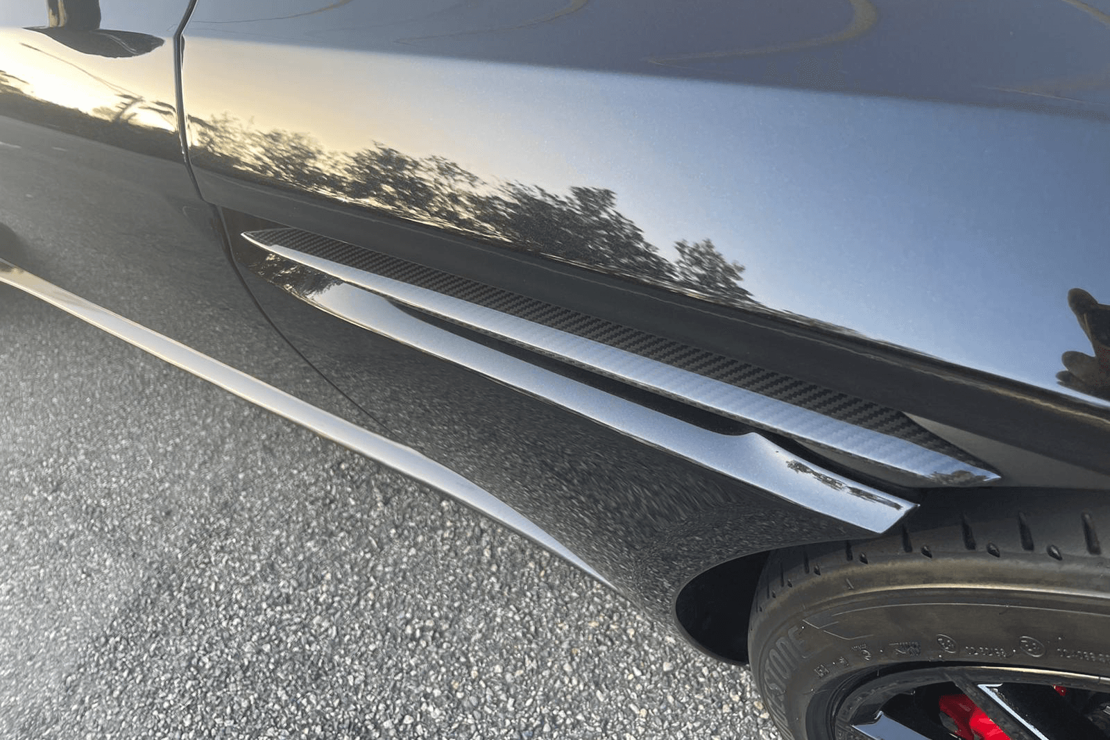 Aston Martin DB11 V12 Coupé exterior view