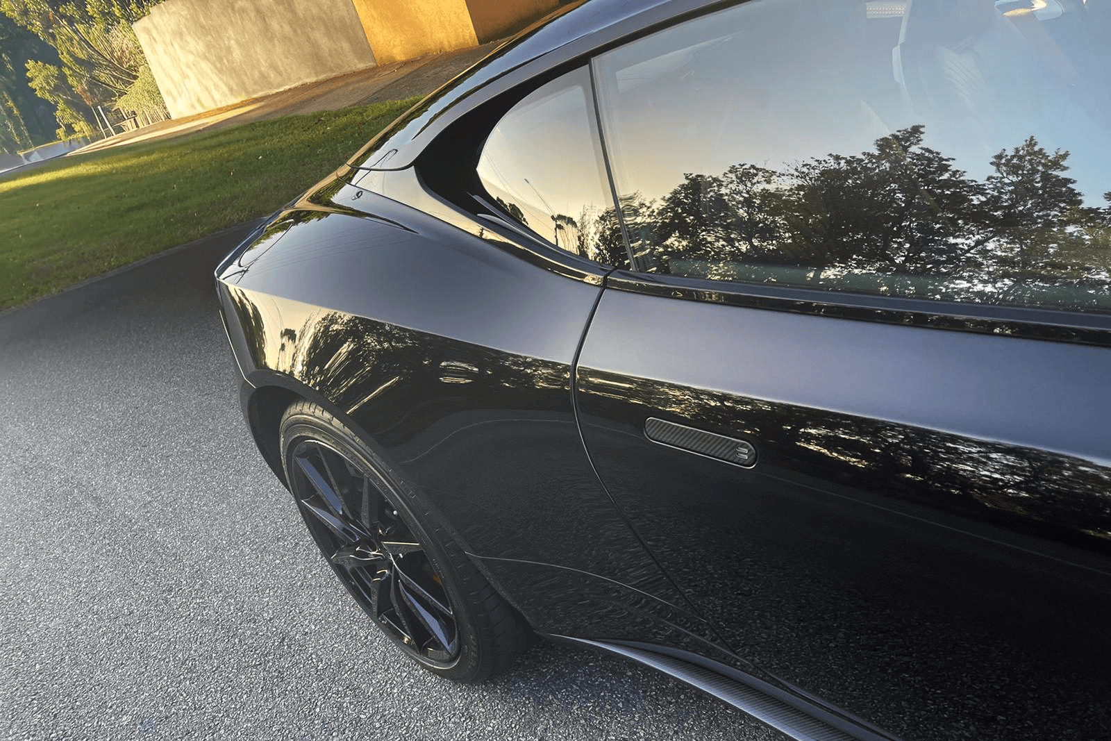 Aston Martin DB11 V12 Coupé exterior view