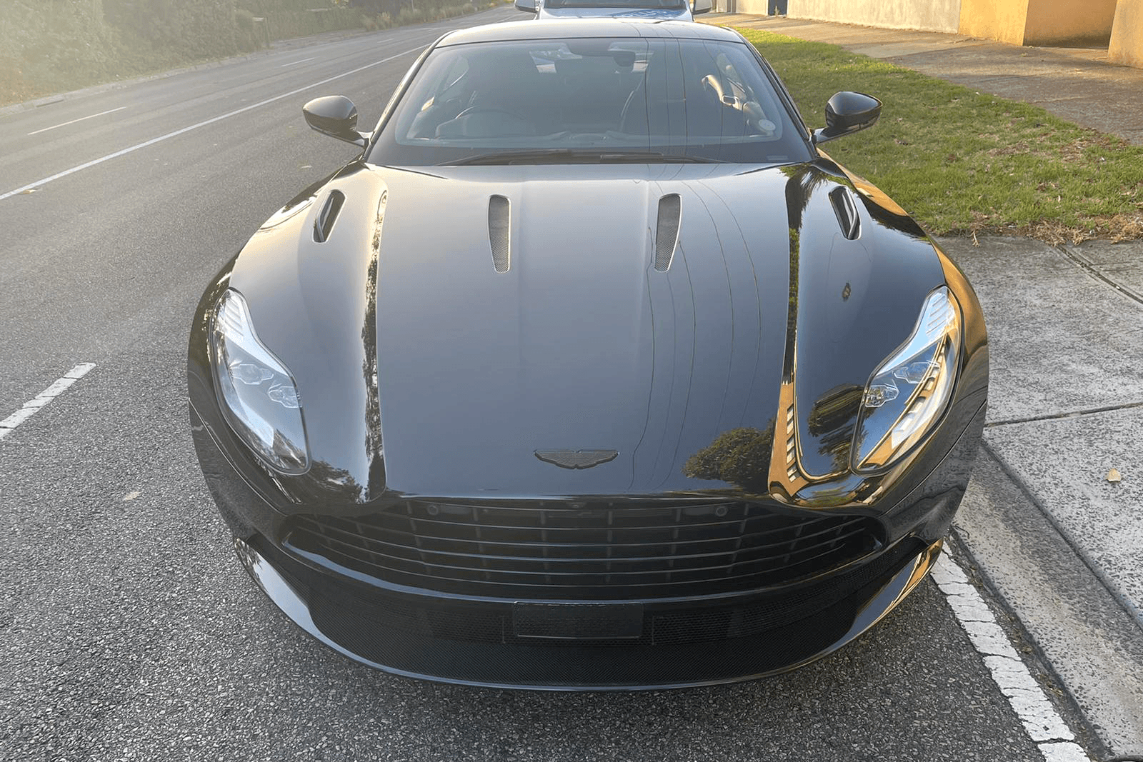 Aston Martin DB11 V12 Coupé exterior view