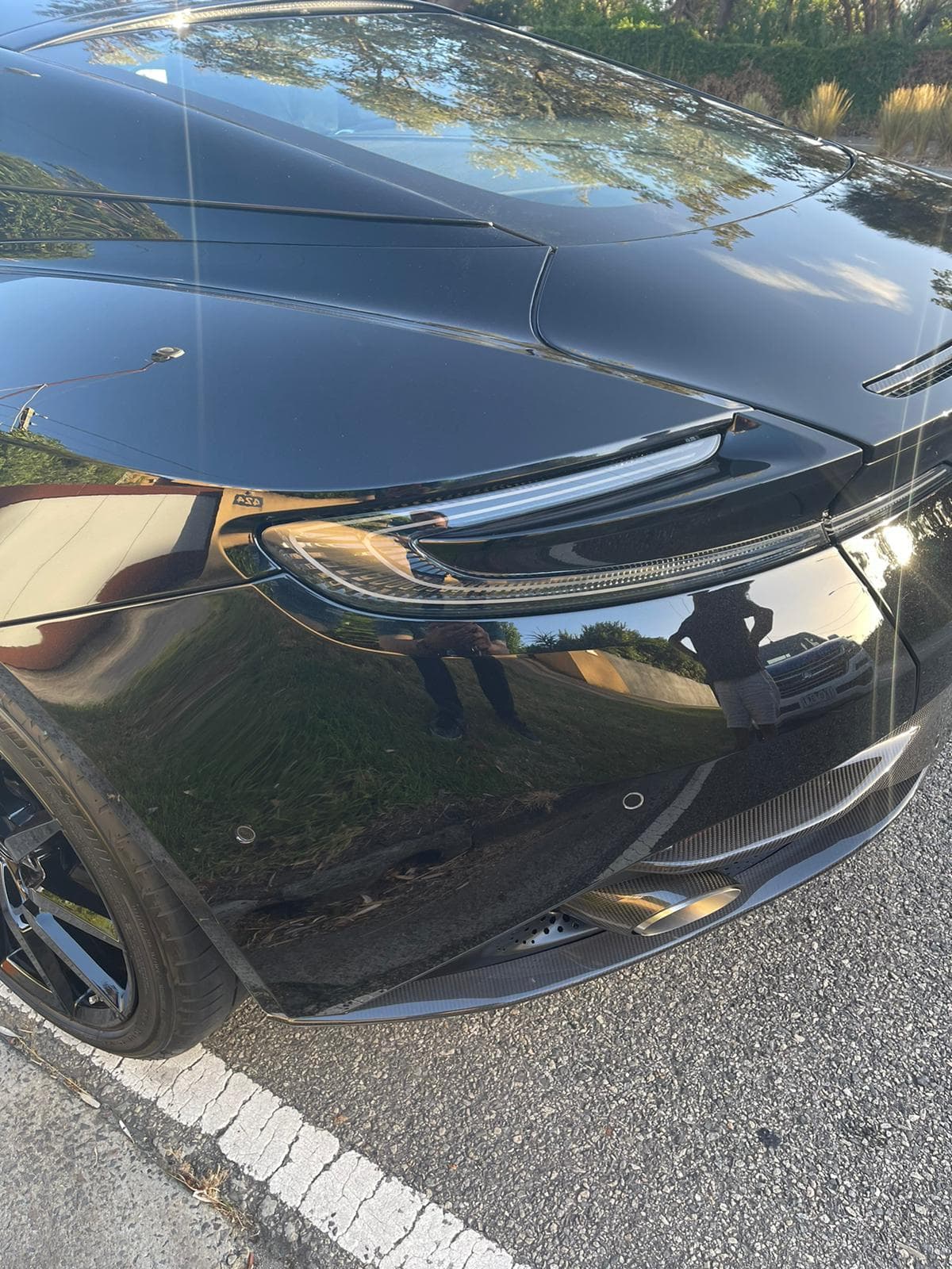 Aston Martin DB11 V12 Coupé exterior view
