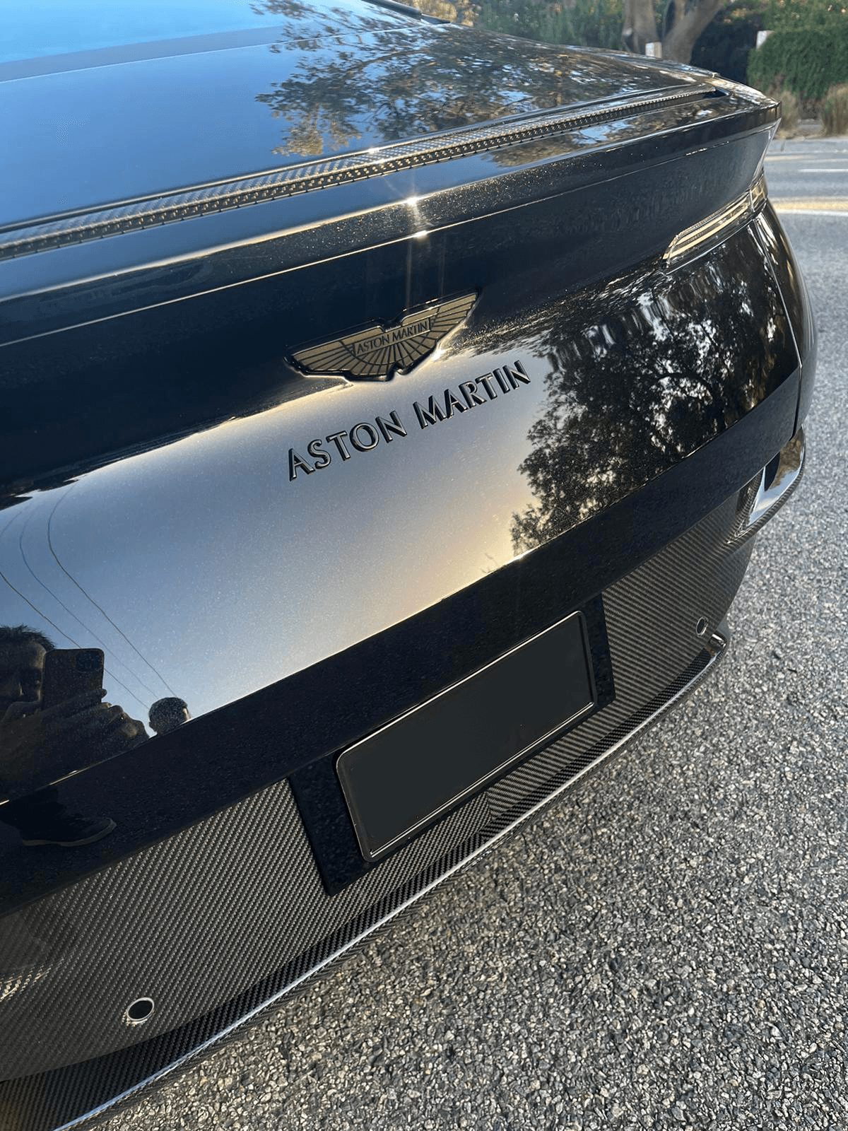 Aston Martin DB11 V12 Coupé exterior view