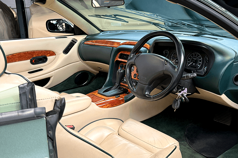 Aston Martin DB7 VANTAGE exterior view