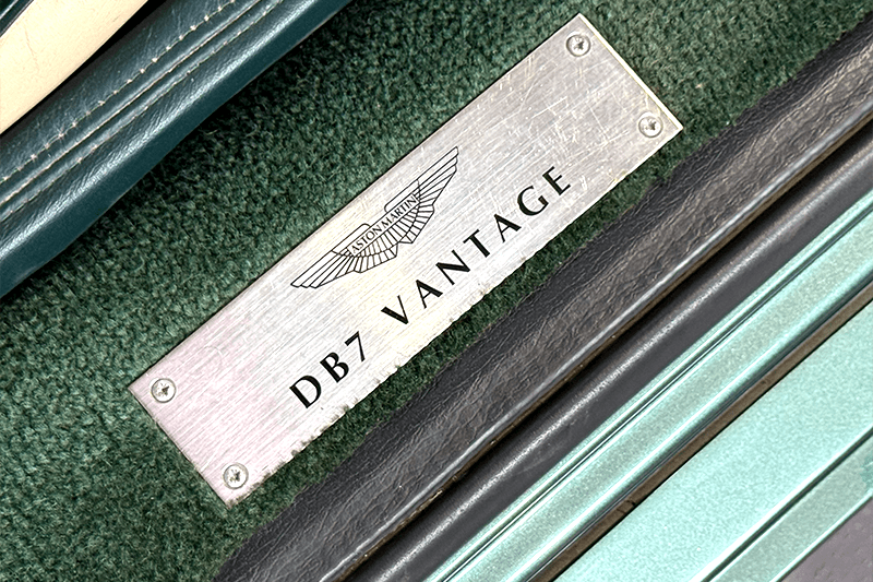 Aston Martin DB7 VANTAGE exterior view