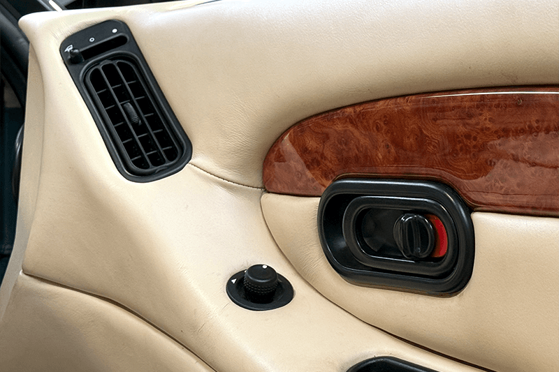 Aston Martin DB7 VANTAGE exterior view